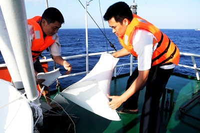 Vòi rồng tàu Hải cảnh Trung Quốc tấn công làm hỏng ăng-ten Thông tin trên Tàu HP-926 của ta. Ảnh: Tiến Dũng.